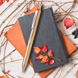 BL407 ENERGEL METAL -GOLD BODY BLUE INK (WEB)